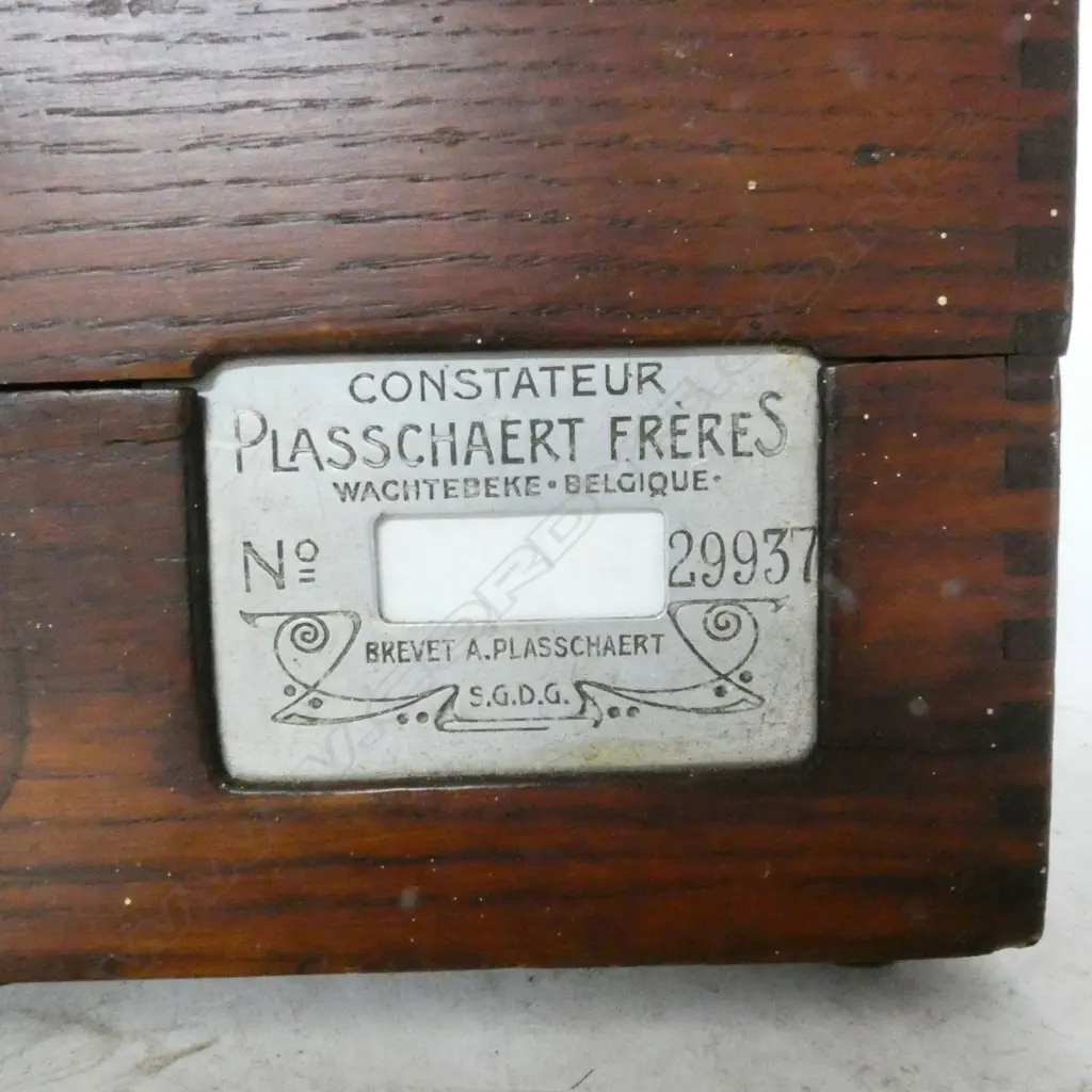 RACING PIGEON RECORDING TIME CLOCK c.1919 by PLASSCHAERT FRÈRES, BELGIUM. 245 X 170 X 200mm Image 1++